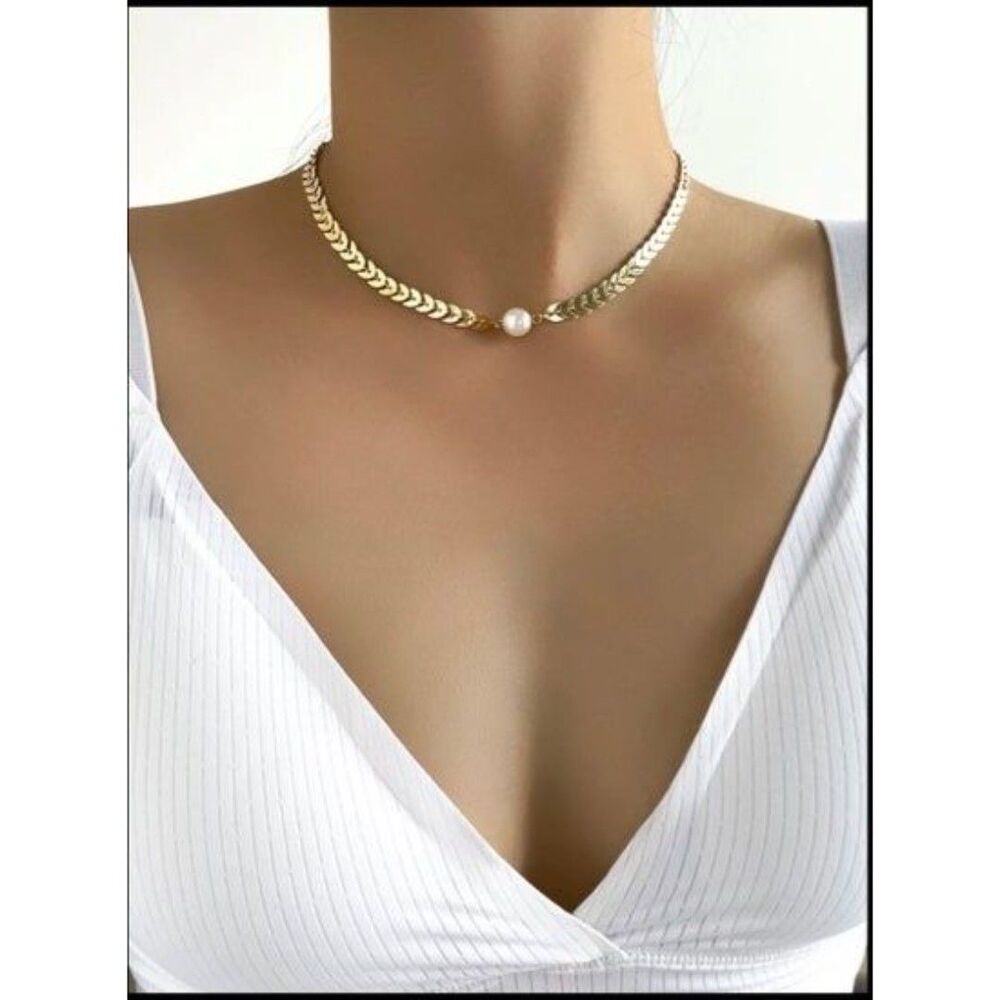 Faux Pearl Decor Necklace